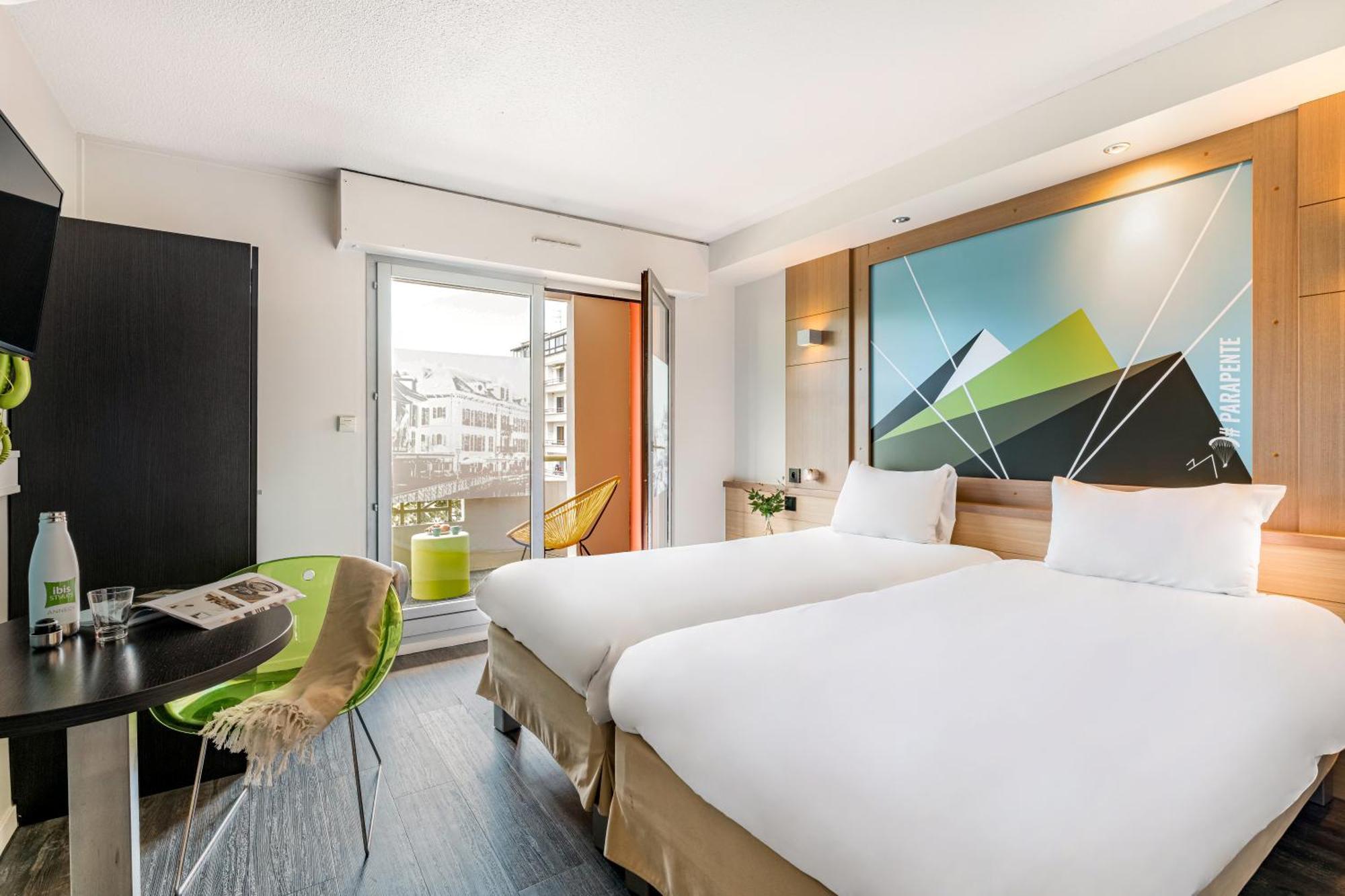 Hotel Ibis Styles Annecy Centre Gare Esterno foto